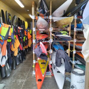Kajakker i stativer med redningsveste og pagajer – Kajak Adventure Aarhus